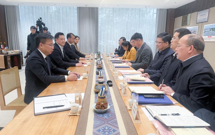 1738898030158040033.jpg 20250205严昊与广西玉林市委书记王琛会谈.jpg