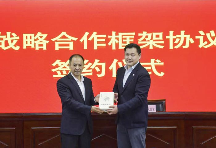 严昊主席出席91制片
与汕头华侨经济文化合作试验区管委会战略合作签约仪式.jpg